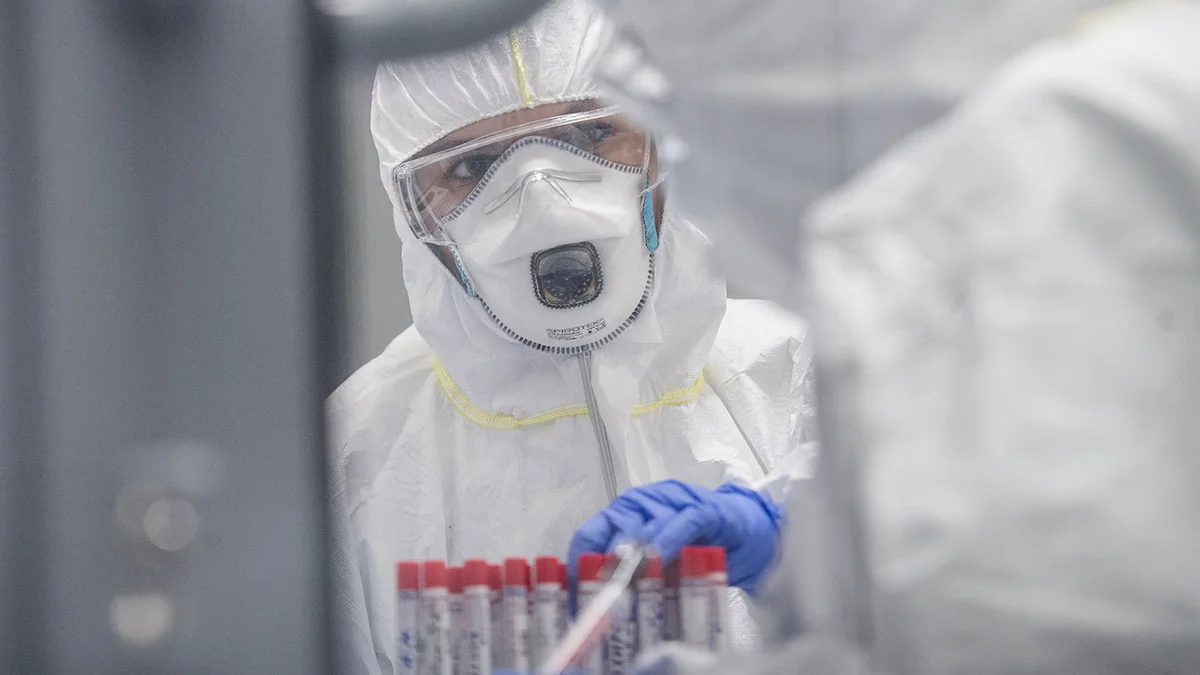 Выявлено массовое заражение COVID-19 у вахтовиков на месторождении в РФ