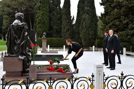 İlham Əliyev və Mehriban Əliyeva ulu öndər Heydər Əliyevin məzarını ziyarət ediblər