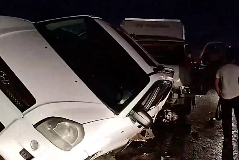 В Баку столкнулись грузовик и легковой автомобиль