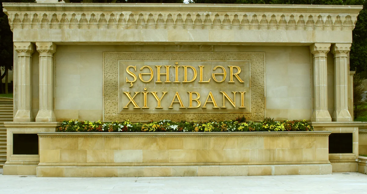 Sadır Japarov və xanımı Şəhidlər xiyabanını ziyarət ediblər