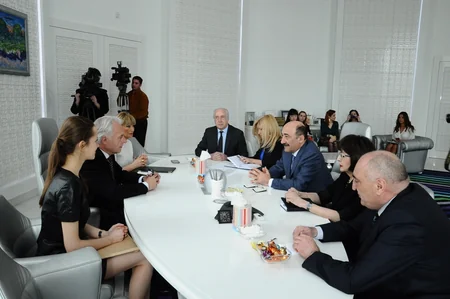 Əbülfəs Qarayev Böyük Britaniyanın Viktoriya və Albert Muzeyinin direktorunu qəbul edib