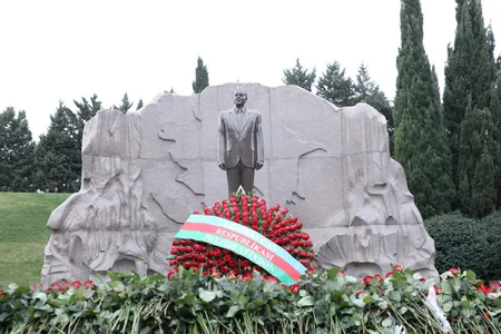 Azərbaycan xalqı Heydər Əliyevin xatirəsini yad edir - FOTOREPORTAJ