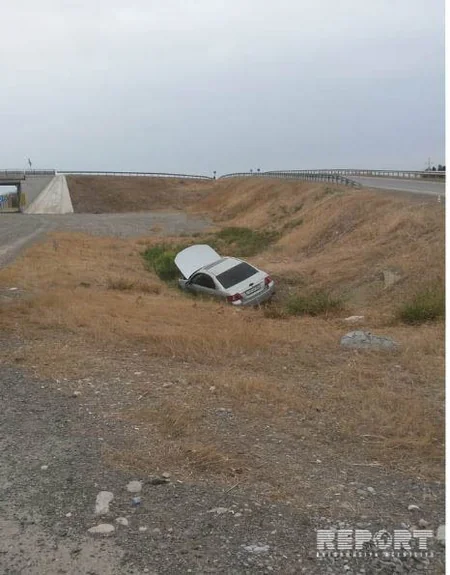 Kürdəmirdə avtomobil yoldan çıxaraq aşıb - FOTO