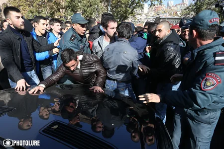 Clash breaks out between police and protesting students in Armenia - UPDATED