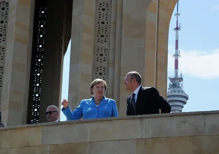 Angela Merkel Şəhidlər xiyabanını ziyarət edib