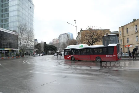 Avtomobilsiz 28 May metrostansiyası və dəmiryolu vağzalının qarşısı - FOTOREPORTAJ