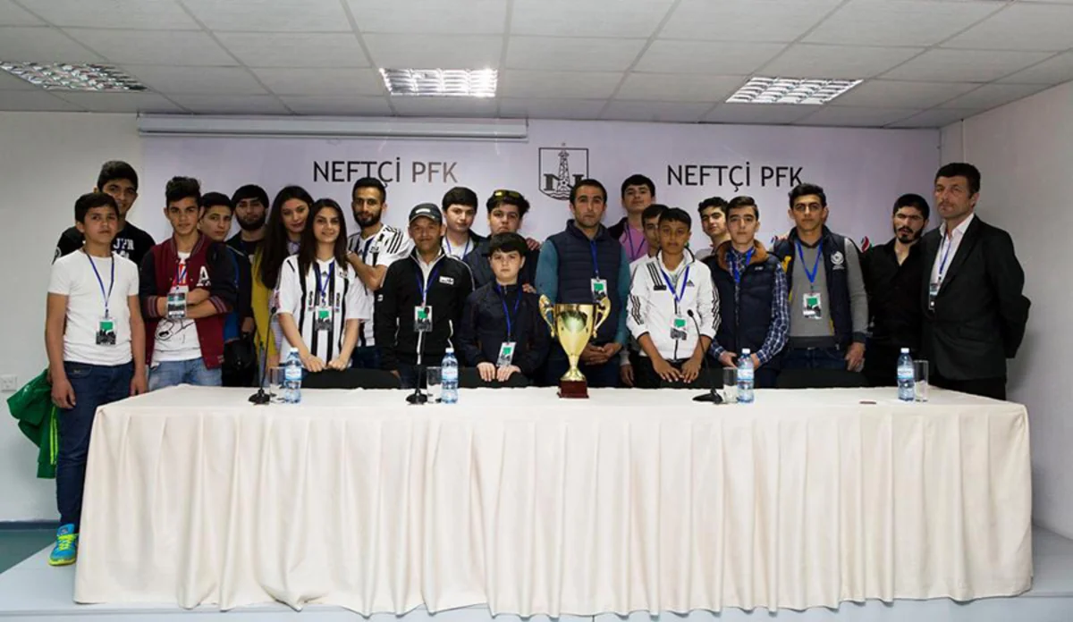 ​Neftçi rəhbərliyi ilə azarkeşlər arasında 5 saatadək davam edən görüş keçirilib