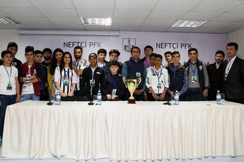 ​Neftçi rəhbərliyi ilə azarkeşlər arasında 5 saatadək davam edən görüş keçirilib