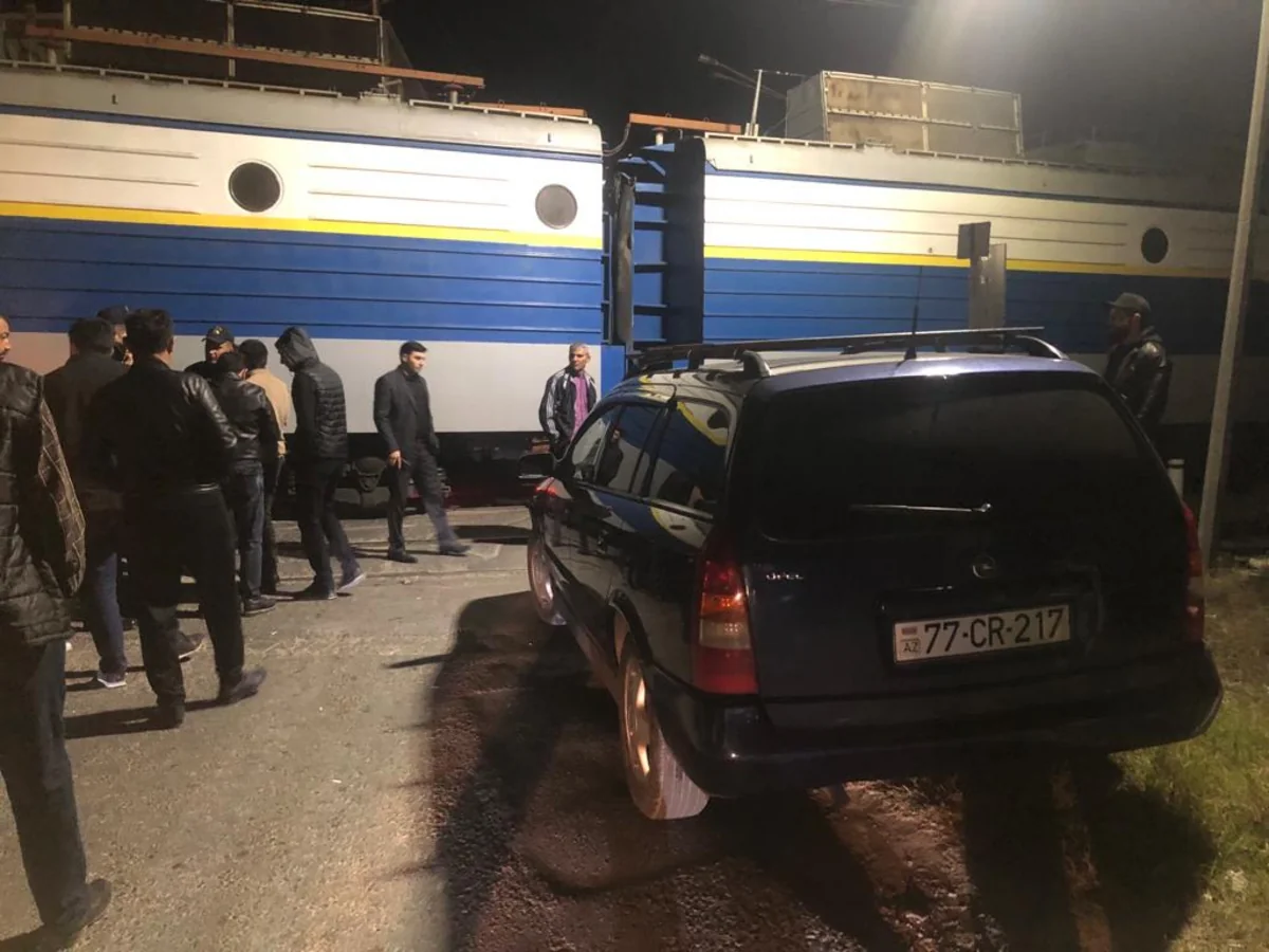 Azərbaycanda elektrovoz avtomobillə toqquşub