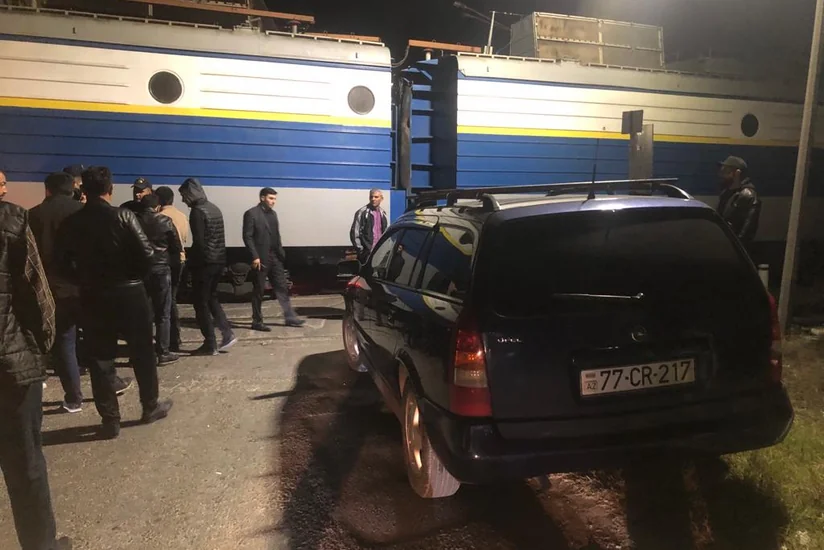 Azərbaycanda elektrovoz avtomobillə toqquşub