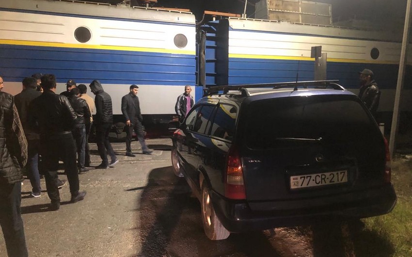 Azərbaycanda elektrovoz avtomobillə toqquşub