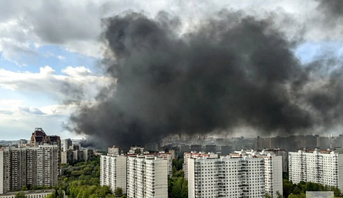 В Москве горит производственно-складское здание, к тушению привлечена авиация