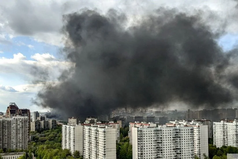 В Москве горит производственно-складское здание, к тушению привлечена авиация