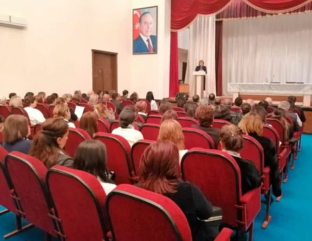 Təhsil nazirinin müavini məktəb direktorları ilə görüşüb