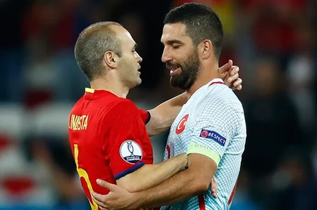 Türkiyə - İspaniya matçında azarkeşlər Arda Turanı fitə basıblar