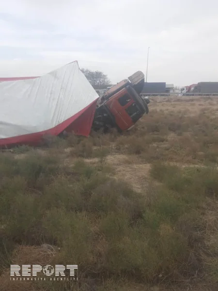 Bakı-Ələt yolunda mərmər yüklü nəqliyyat vasitəsi aşıb - FOTO