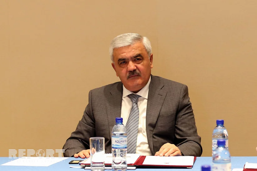AFFA prezidenti Rəşad Sadıqova xatirə hədiyyəsi verib