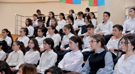 Bakıda məktəbdə Heydər Əliyevin barelyefinin açılışı olub