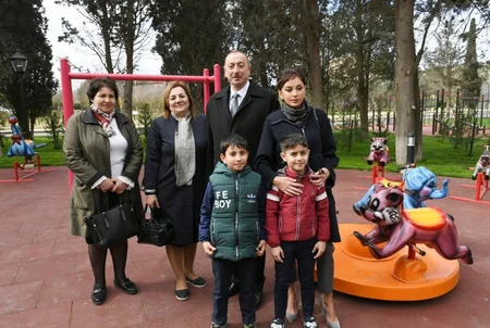 Prezident və birinci xanım Bakı sakinləri ilə görüşüb, selfi çəkdiriblər - FOTOLAR