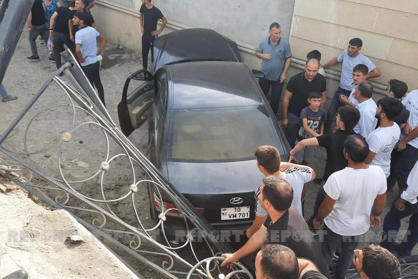 Kürdəmirdə avtomobil körpüdən aşıb, sürücü xəsarət alıb