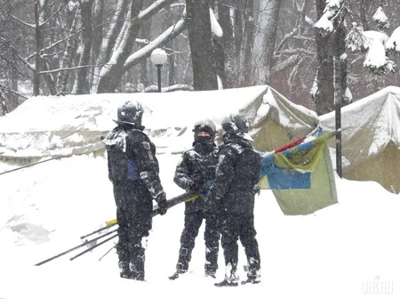 Ukrayna polisi Ali Rada yaxınlığındakı çadır düşərgəsinin ləğv edildiyini açıqlayıb - YENİLƏNİB