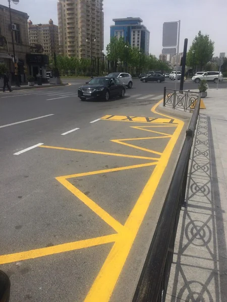 Bakıda taksi duracaqları üçün xətlər çəkilir