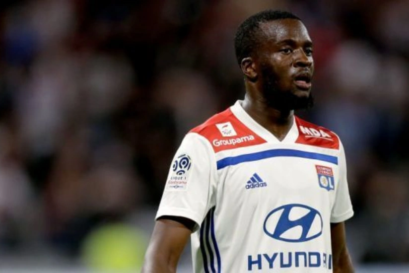 “Тоттенхэм” объявил о переходе хавбека “Лиона” Н'Домбеле