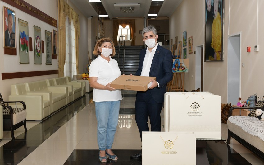 NRYTN uşaq evinin şagirdlərinə notbuklar hədiyyə etdi