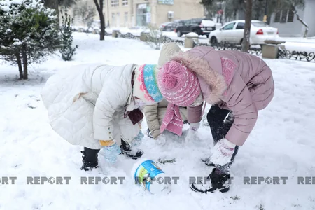 Qar ən çox uşaqları sevindirir... - VİDEO