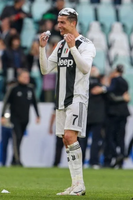 Ronaldu tarixdə İngiltərə, İspaniya və İtaliya çempionu olan ilk futbolçudur