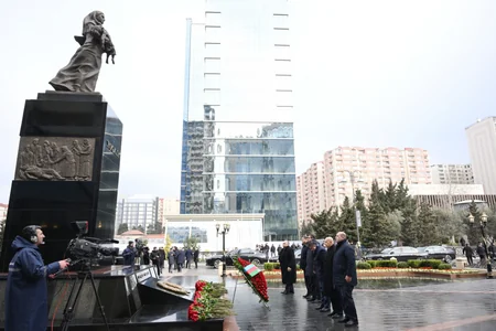 Dövlət və hökumət rəsmiləri Xocalı soyqırımı abidəsini ziyarət ediblər