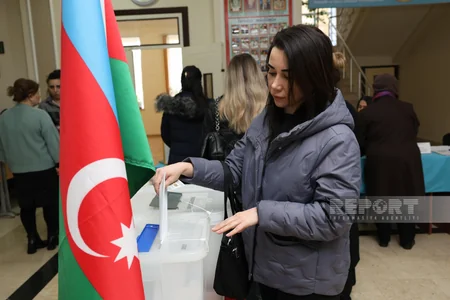 Paytaxtdakı seçki məntəqələrində seçici fəallığı davam edir - FOTOREPORTAJ