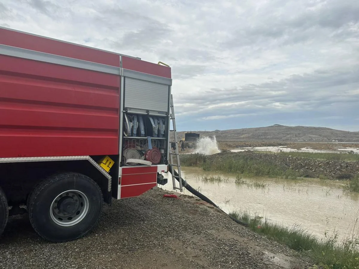 Kür-Bakı magistral su kəmərində qəza baş verib, yolu su basıb