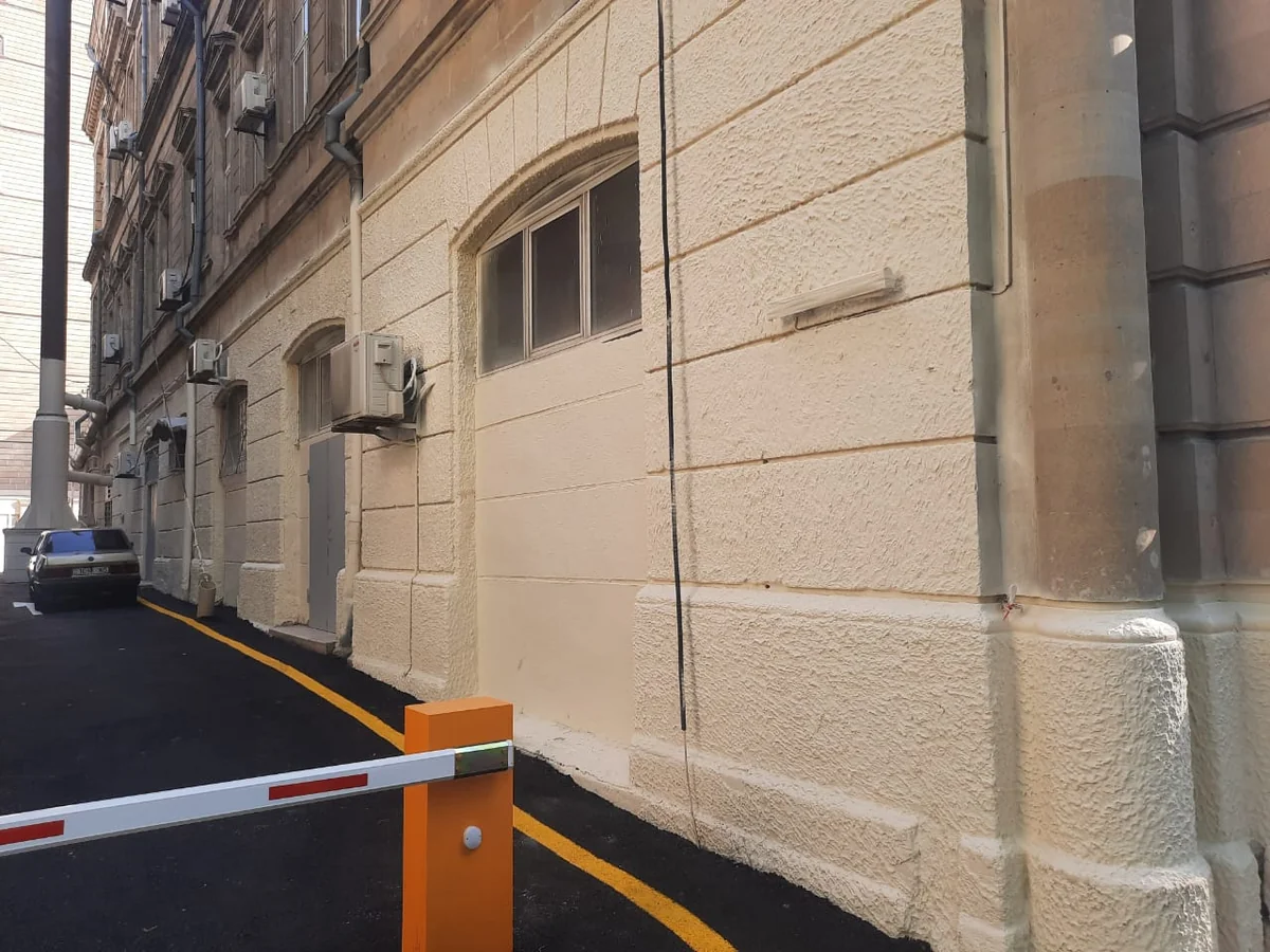 Nazirlik: Səfərbərlik Xidmətinin yerləşdiyi memarlıq abidəsinə qanunsuz müdaxilə edilib, binanın fasadı rənglənib