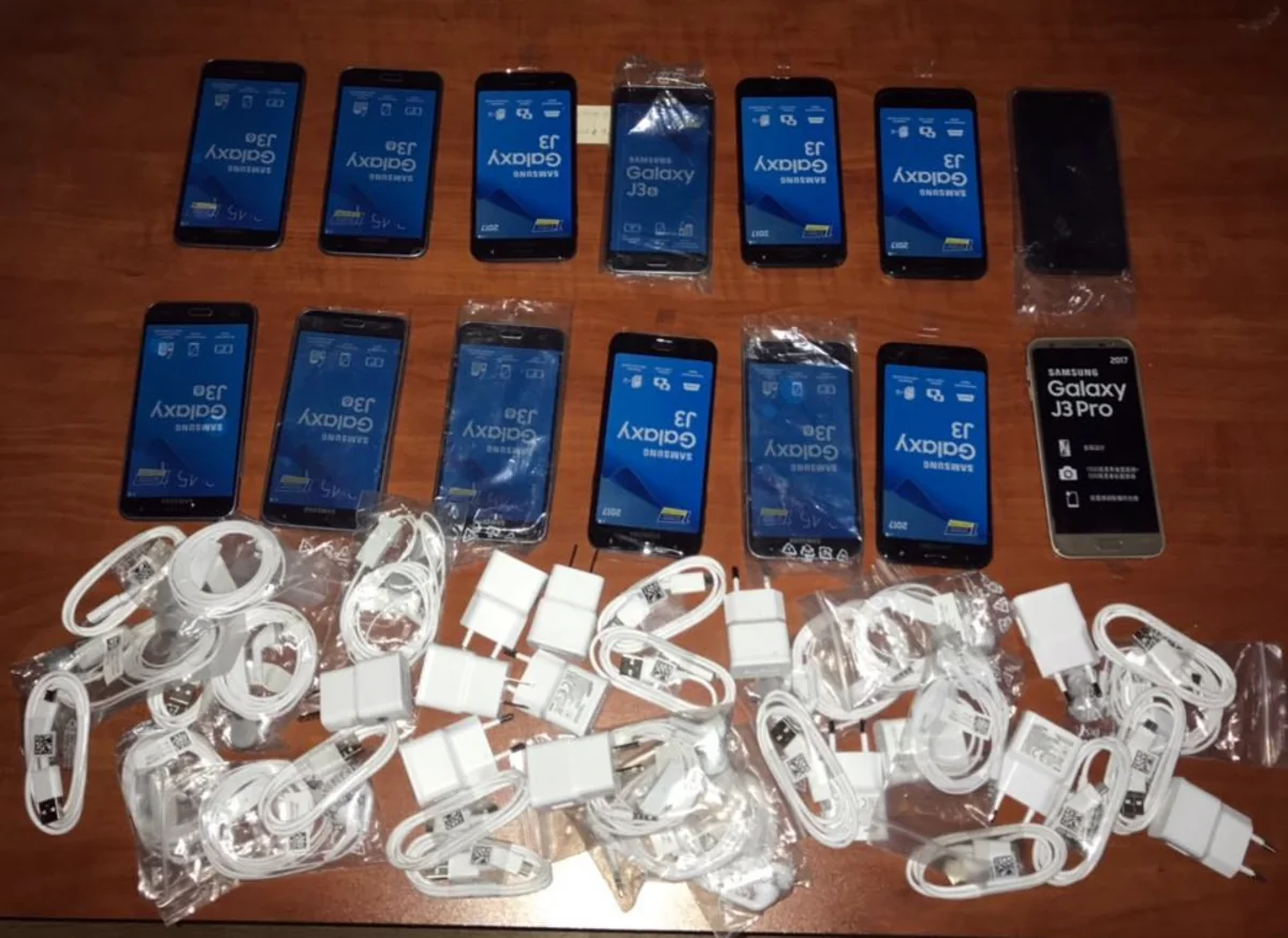 Azərbaycan gömrükçüləri xeyli miqdarda mobil telefonu və aksesuarları aşkar edib