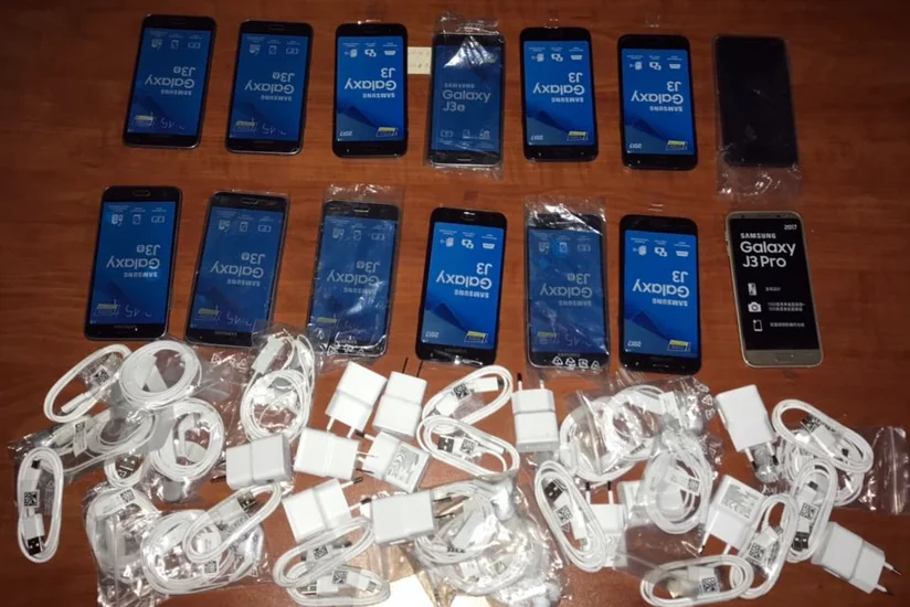 Azərbaycan gömrükçüləri xeyli miqdarda mobil telefonu və aksesuarları aşkar edib