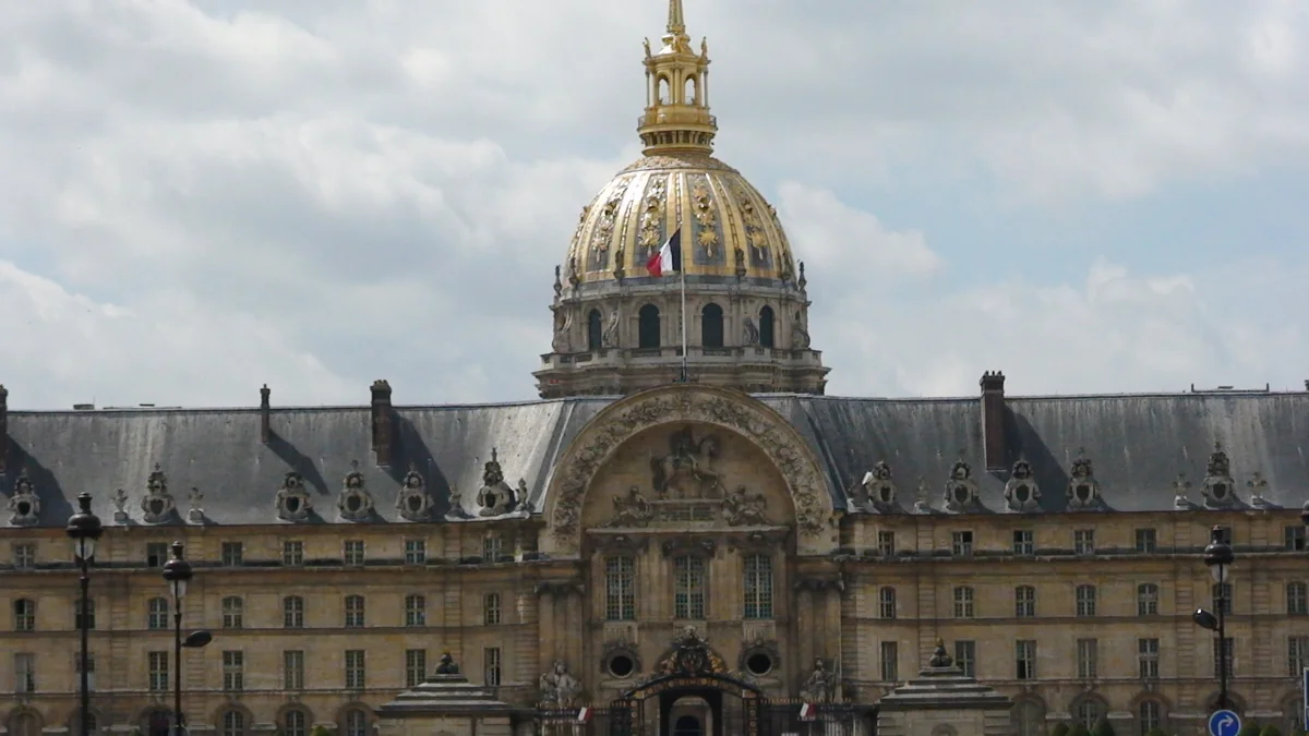 Soldier shot dead armed man tried to enter Paris museum