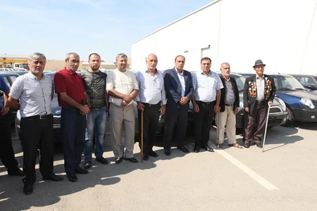 Azərbaycanda 100 nəfər əlilə minik avtomobilləri verilib