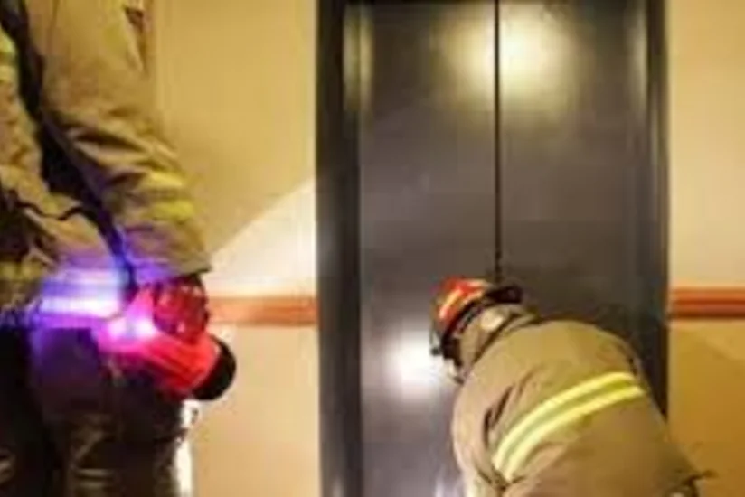Bakıda liftdə köməksiz vəziyyətdə qalan 2 nəfər xilas edilib