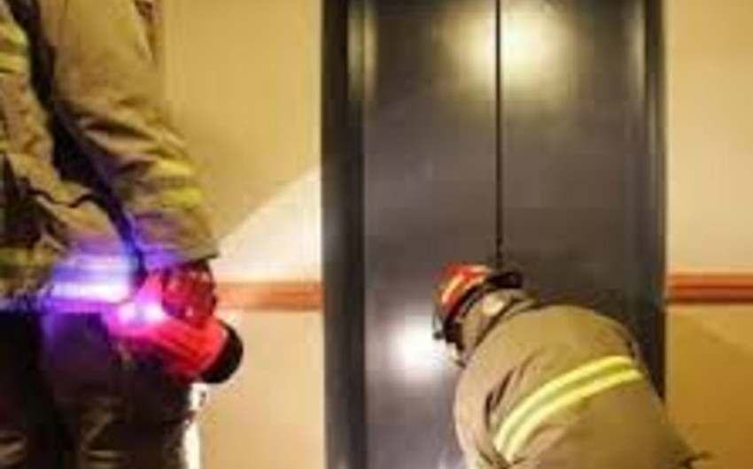 Bakıda liftdə köməksiz vəziyyətdə qalan 2 nəfər xilas edilib