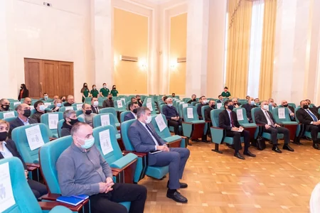 İnam Kərimov ağırlıqqaldıranlar və məşqçilərlə görüşüb