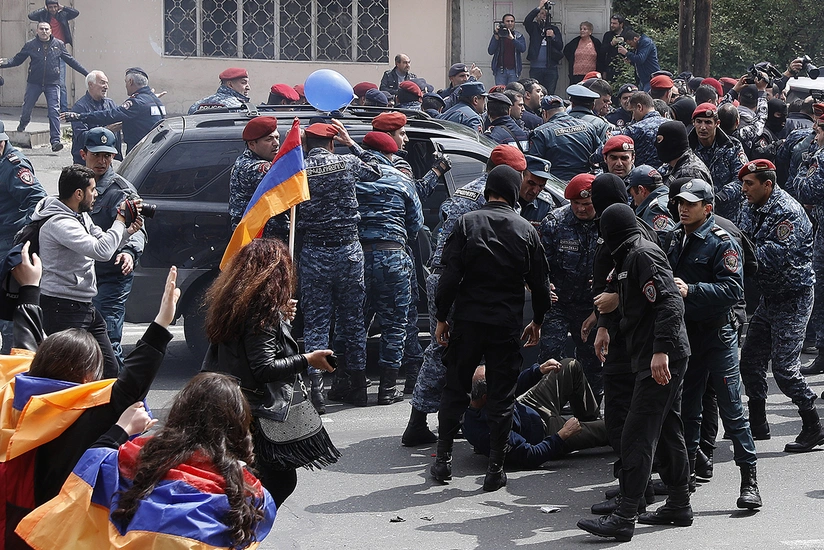 Yerevanda Paşinyana görə müxalifətçiyə hücum edilib   