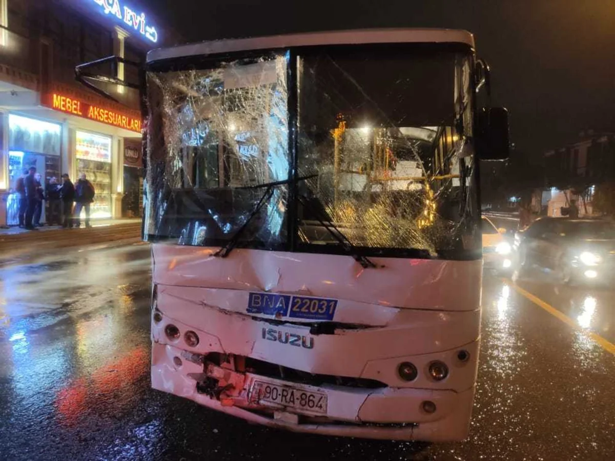 Bakıda iki avtobus toqquşub, yaralılar var - FOTO - VİDEO - YENİLƏNİB