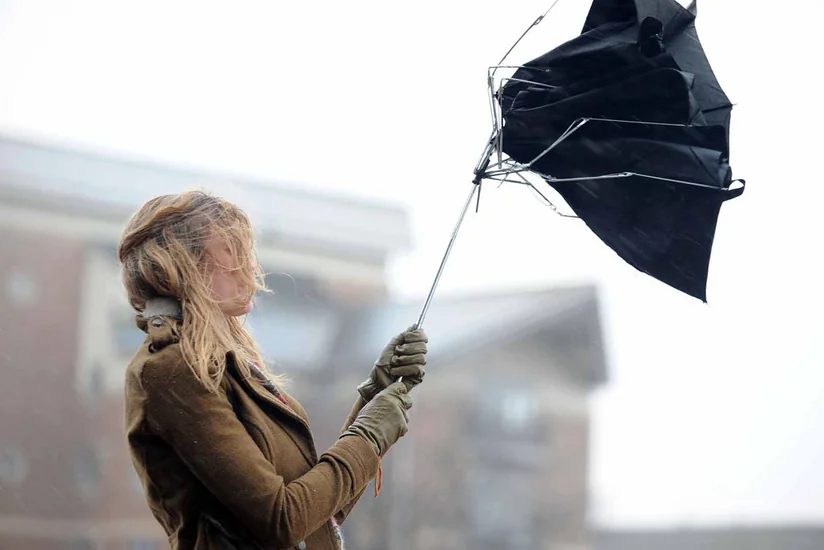 В Баку 11 человек пострадали из-за сильного ветра