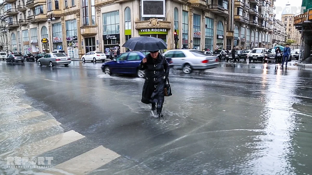 Yağış Bakının mərkəzində də problem yaradıb - VİDEOREPORTAJ