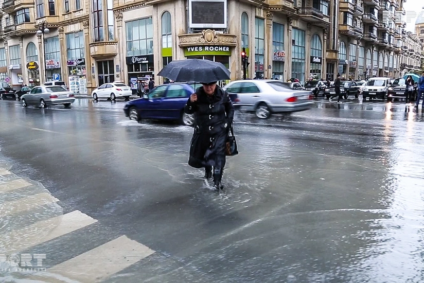 Yağış Bakının mərkəzində də problem yaradıb - VİDEOREPORTAJ