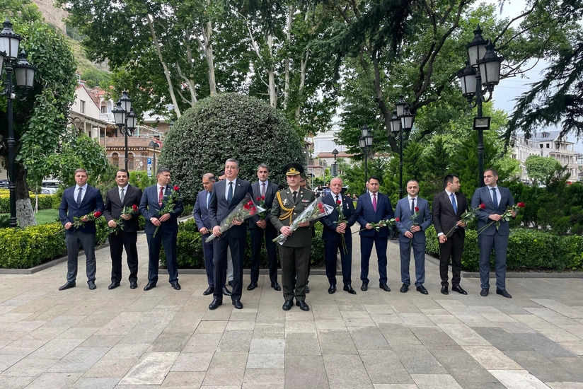 Ümummilli Lider Heydər Əliyevin Tbilisidəki abidəsi ziyarət olunub