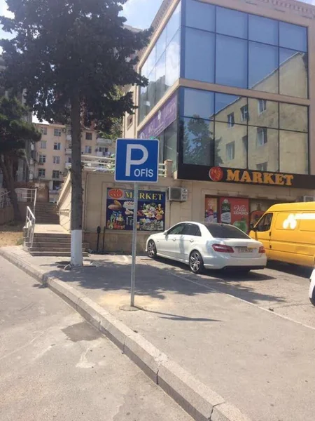Bakıda avtobus dayanacağında qanunsuz quraşdırılmış yol nişanı aşkarlanıb