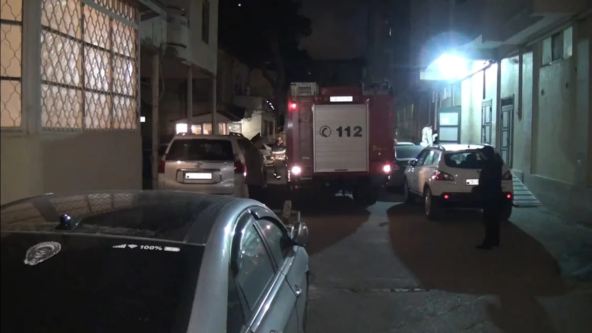 Bakıda süni maneə səbəbindən yanğın avtomobillərinin yaşayış binasına yaxınlaşa bilməməsi müəyyən edilib