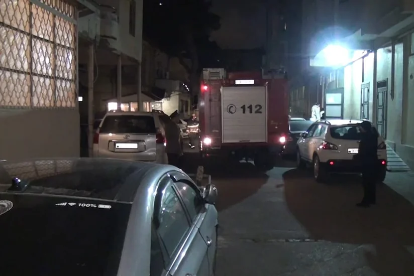 Bakıda süni maneə səbəbindən yanğın avtomobillərinin yaşayış binasına yaxınlaşa bilməməsi müəyyən edilib